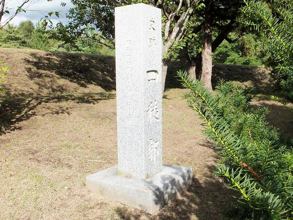 史跡四稜郭の石碑（木が邪魔で正面から撮れませんでした…。）