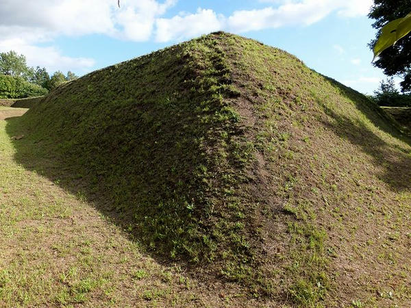 北隅の土塁