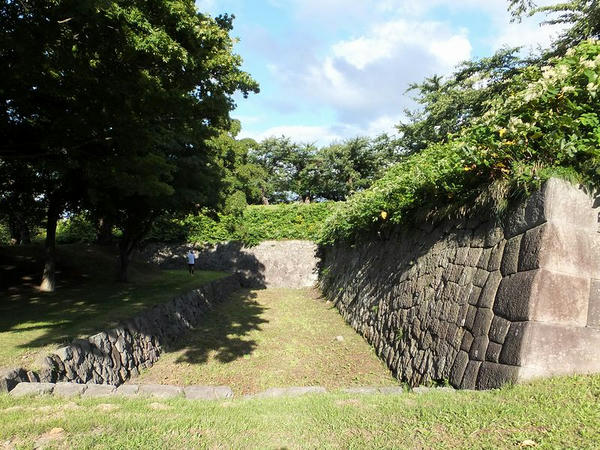裏門橋から入ったところの石垣