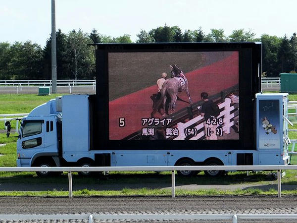 コース内の大型モニター