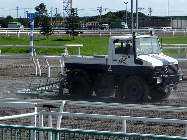 コース内の大型モニター