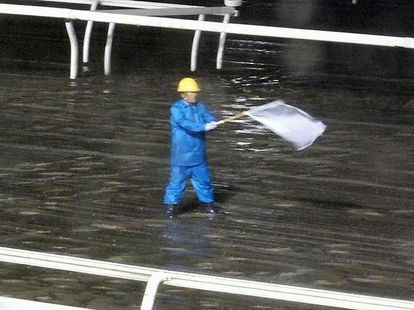 雨の中頑張る発送委員の方
