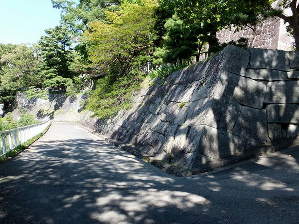 腰曲輪西側の石垣(2)