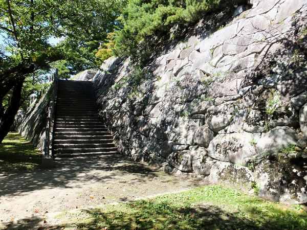 本丸南側の腰曲輪へと続く階段付近