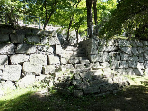 腰曲輪から降りる階段付近の石垣