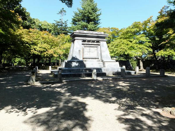本丸と南部利祥中尉銅像台座