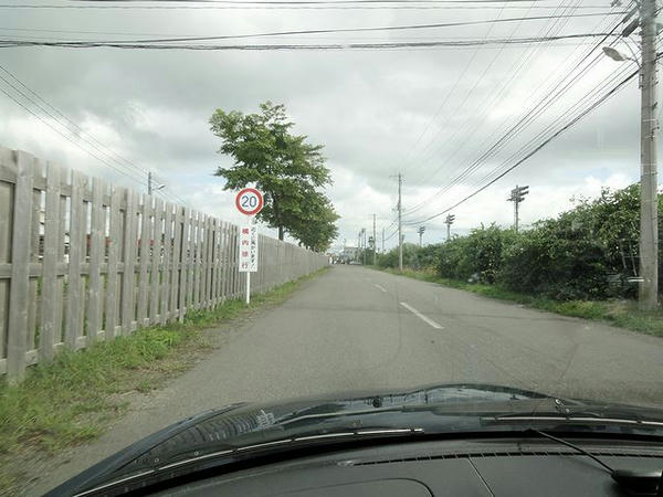 門別競馬場内走行中（左手が厩舎区画）