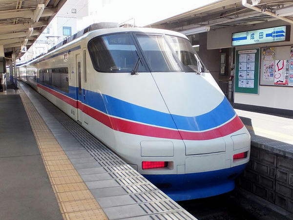 終点の成田駅から引き上げるAE100形電車
