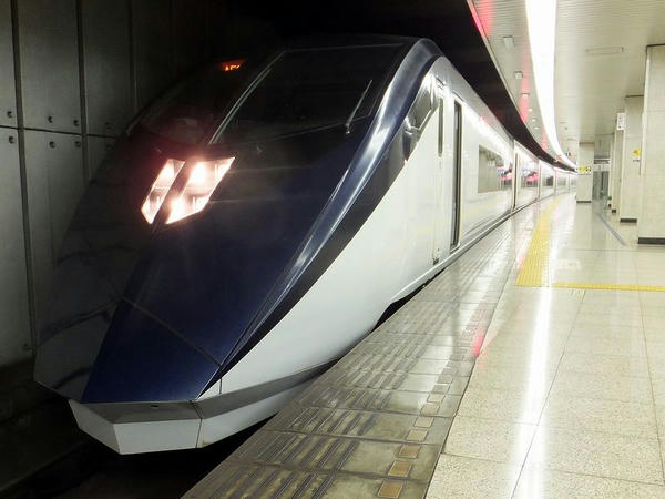 停車中のスカイライナー（AE形）