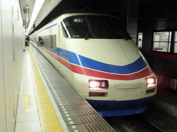 入線するシティライナー81号（AE100形）
