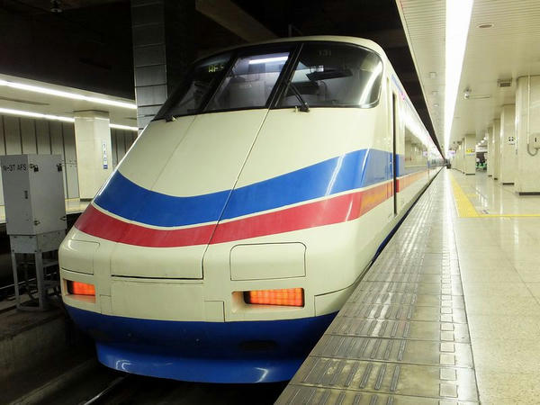 発車を待つシティライナー81号