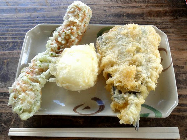 天ぷら 各100円 （左から竹輪の磯辺揚げ・玉子・イワシ）