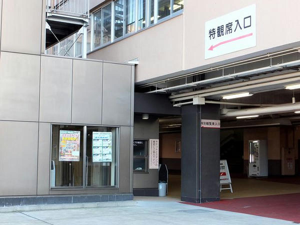 スタンド1階西側にある専用エレベータ入