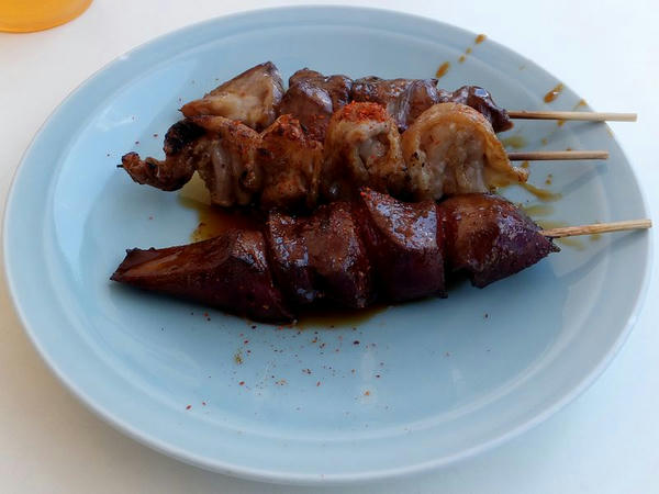 （上から）ハツ、白モツ、レバー 各150円