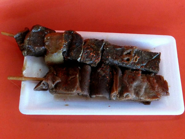 （上から）白モツ、赤モツ 各100円