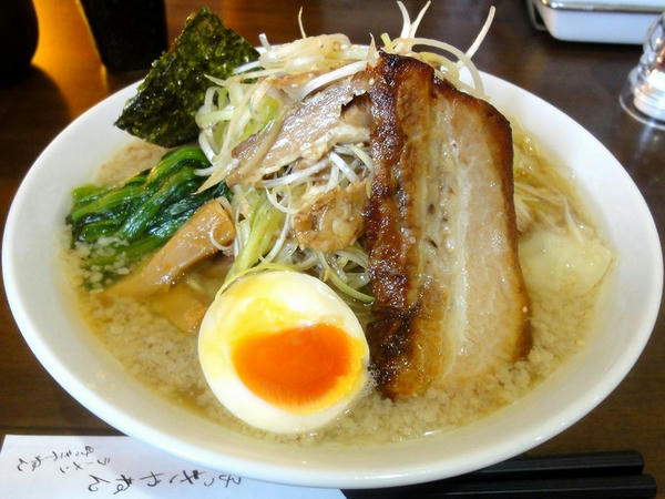 こってりラーメン 700円 ＋ 黒ネギ 120円