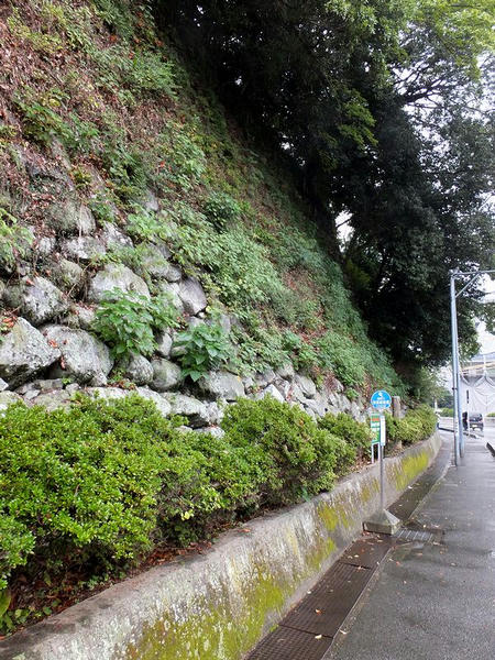 市営駐車場から表門跡の間の石垣