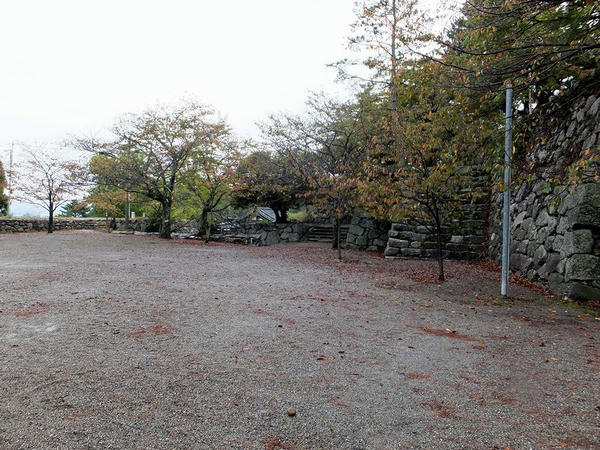 本丸下段と太鼓櫓、金ノ間櫓跡