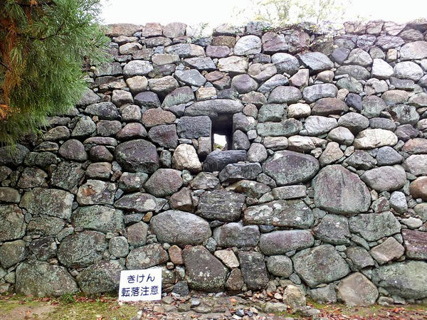 本丸石垣にあった穴