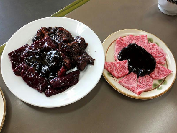 【左】 キモ 650円 と ホホ肉 650円 【右】 松阪牛特上ロース 2300円