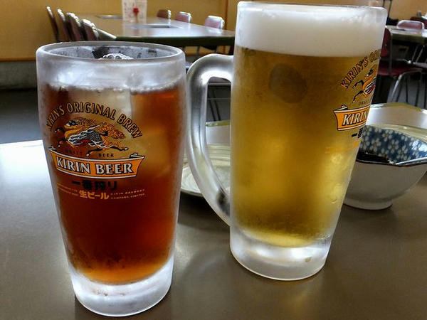 【左】 ウーロン茶 210円 と 【右】 生ビール（中） 550円