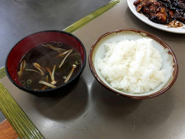 【左】 赤だし 210円 と 【右】 ライス（小） 160円