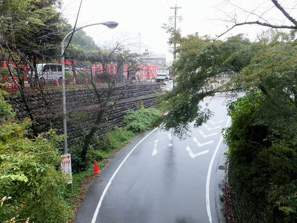 橋の下を通る道路