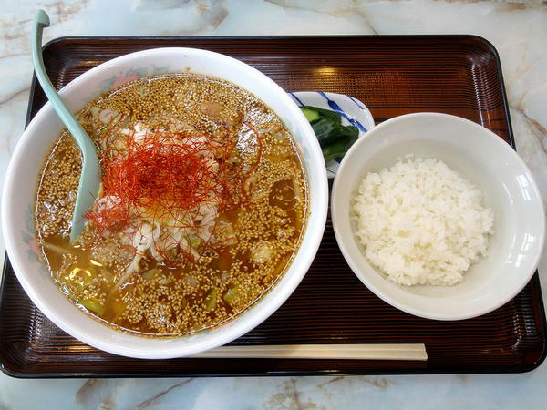 特製もつラーメン 900円 ＋ 小ライス 100円