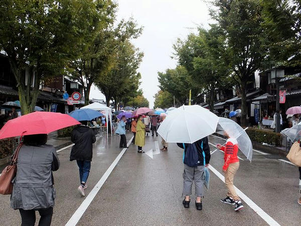 雨の中混雑する会場の夢京橋キャッスルロード