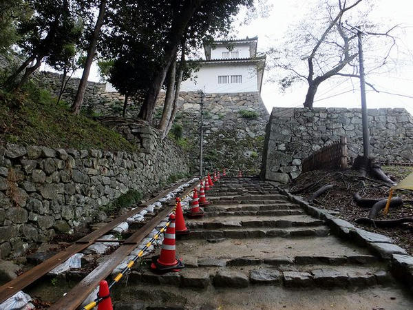 大手山道から見上げる天秤櫓