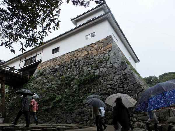 天秤櫓とごぼう積みの石垣