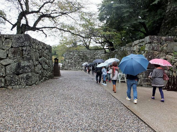 中から見た表門付近
