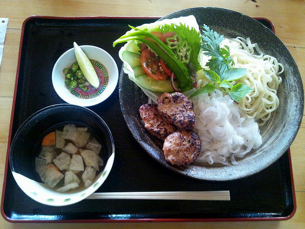 ベトナム風つけ麺 800円（ケータイで撮影。画質悪くて申し訳ない。）