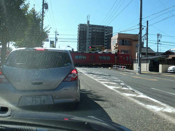 途中の踏切で見た名鉄電車
