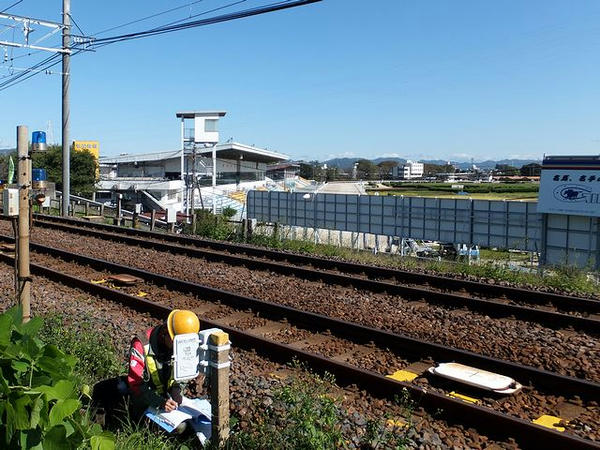 名鉄名古屋本線越しに見た笠松競馬場