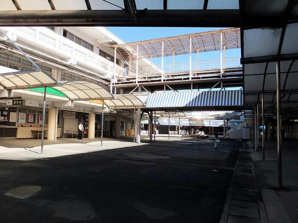 正門から入って左手方向を望む