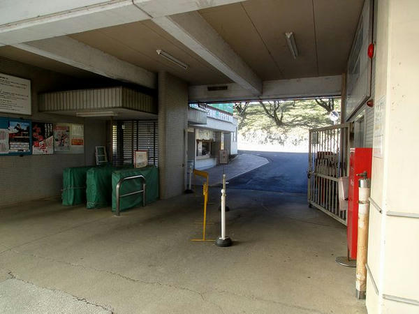 内側から見た東門
