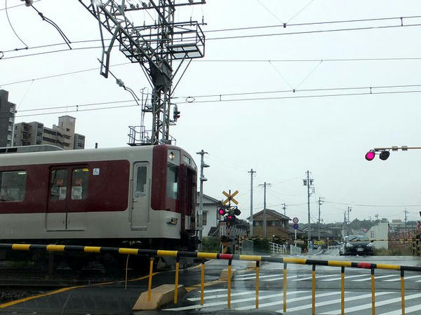 松阪市内の近鉄踏切にて