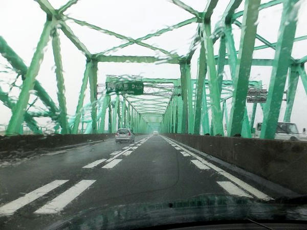 雨の東名阪道（アタマの中には「輪中集落」）