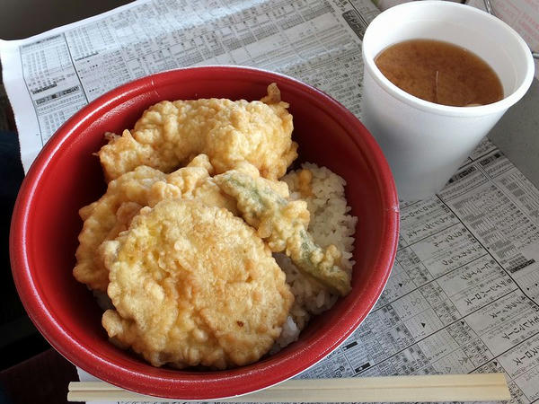 勝とり天丼 580円 ＋ 味噌汁 100円