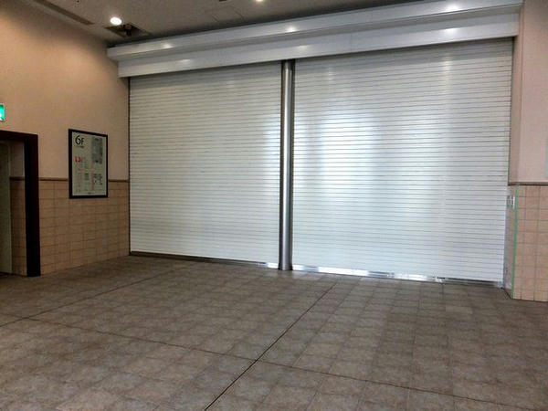 6階の一般投票フロア入り口はシャッターで閉鎖中