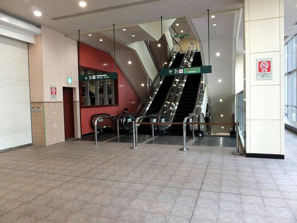 6階のエスカレータ付近（座ったところとは反対側）