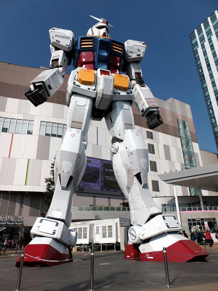 そびえ立つ実物大ガンダム