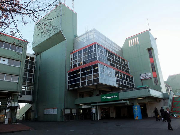 ダイヤモンドターンのある4号スタンド
