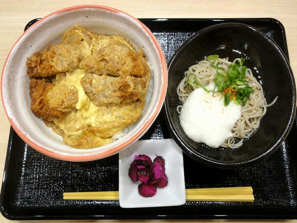 和風だしのヒレかつ丼更科そばセット（冷） 1,050円