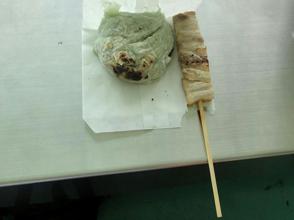 もち 100円 と ブタバラ（小） 70円