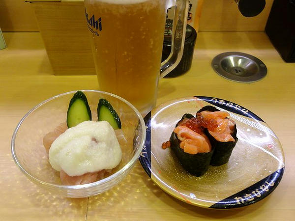 ビンチョウマグロ山かけ 157円 と 親子サーモン軍艦 157円 と 生ビール 480円（半額フェアで240円でした）