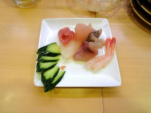 【左】 刺身の盛り合わせ 240円