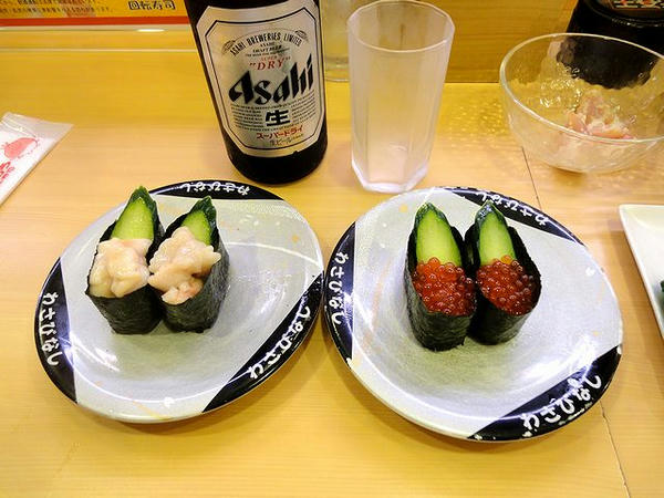 いくら 105円 と 白子軍艦 105円 と 瓶ビール 500円