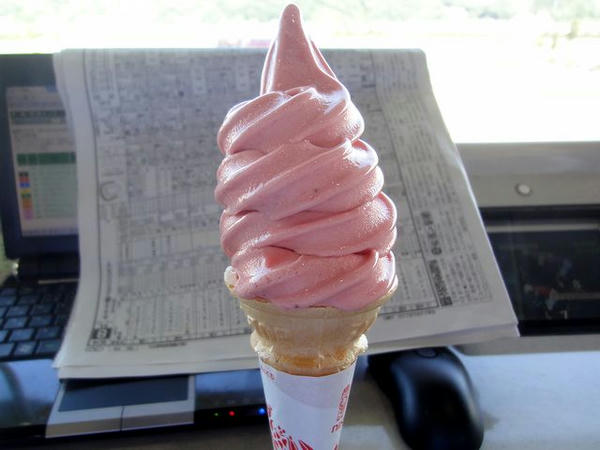 ソフトクリーム（いちご） 270円